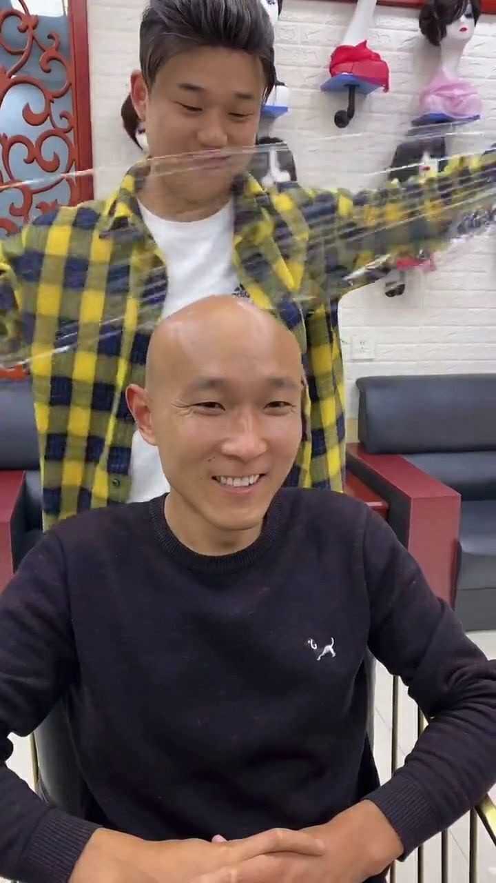 光头小伙定制假发,戴上假发后,瞬间年轻了10岁