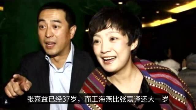 张嘉益拍戏脖子前倾严重,与妻子王海燕合照罕见曝光,胖出新高度