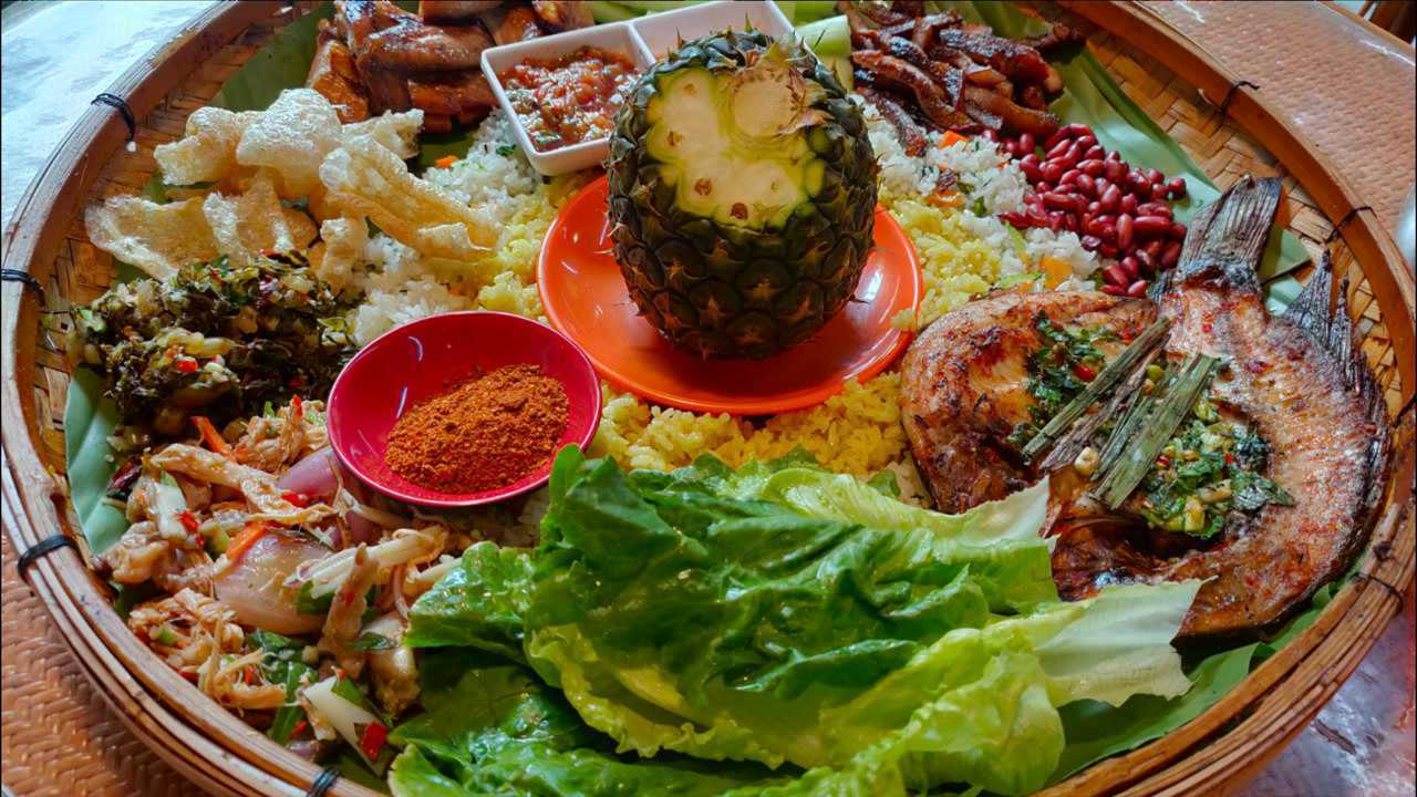 在西双版纳吃傣味手抓饭63块钱满满一箩筐美食妹子吃得扶墙出