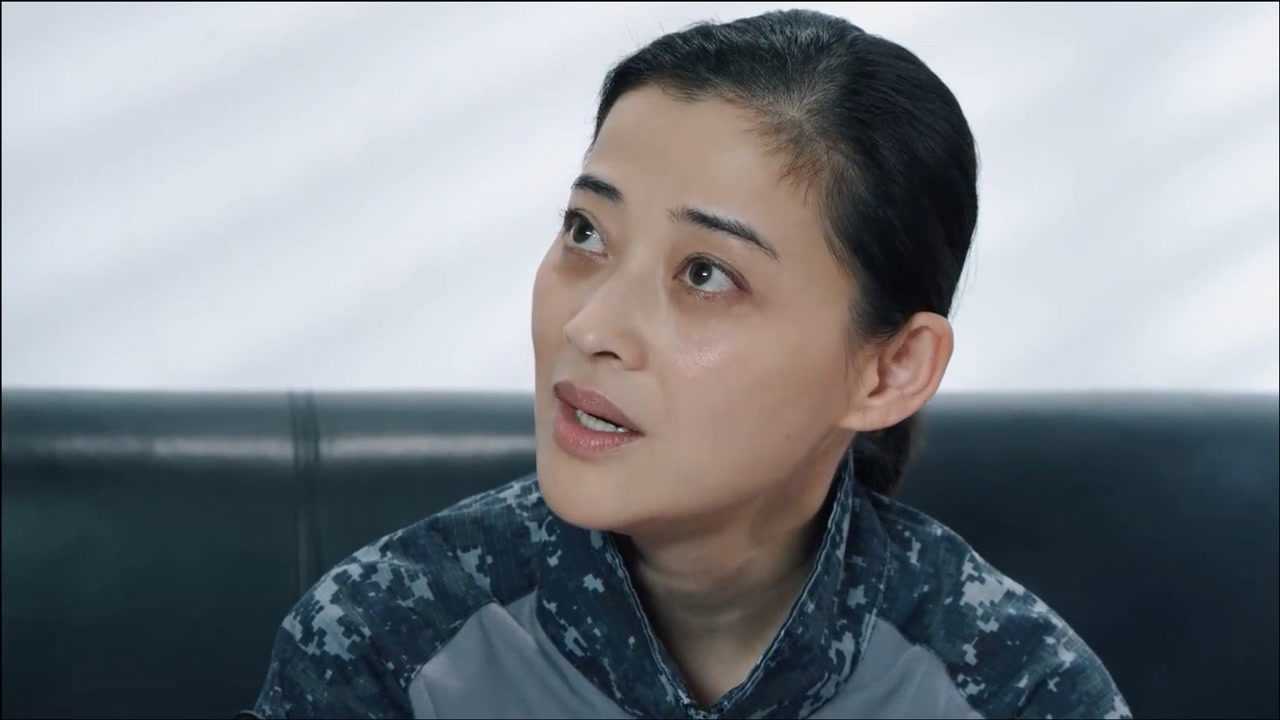 蓝军出击女兵想调到特种兵大队却被拒绝为了表明决心竟剃光头