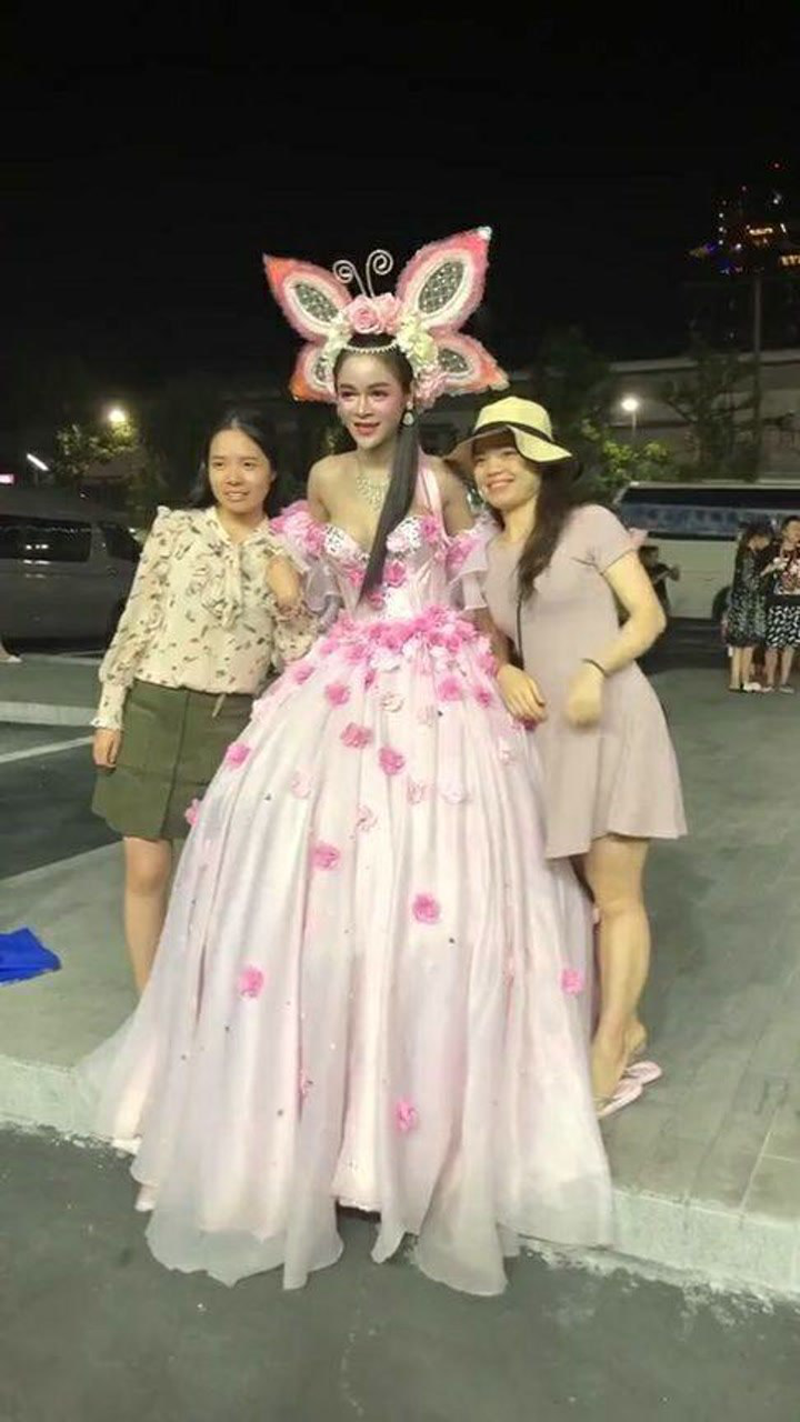 泰国人妖日常合影,很多游客的必经之路,你想不想去看看?