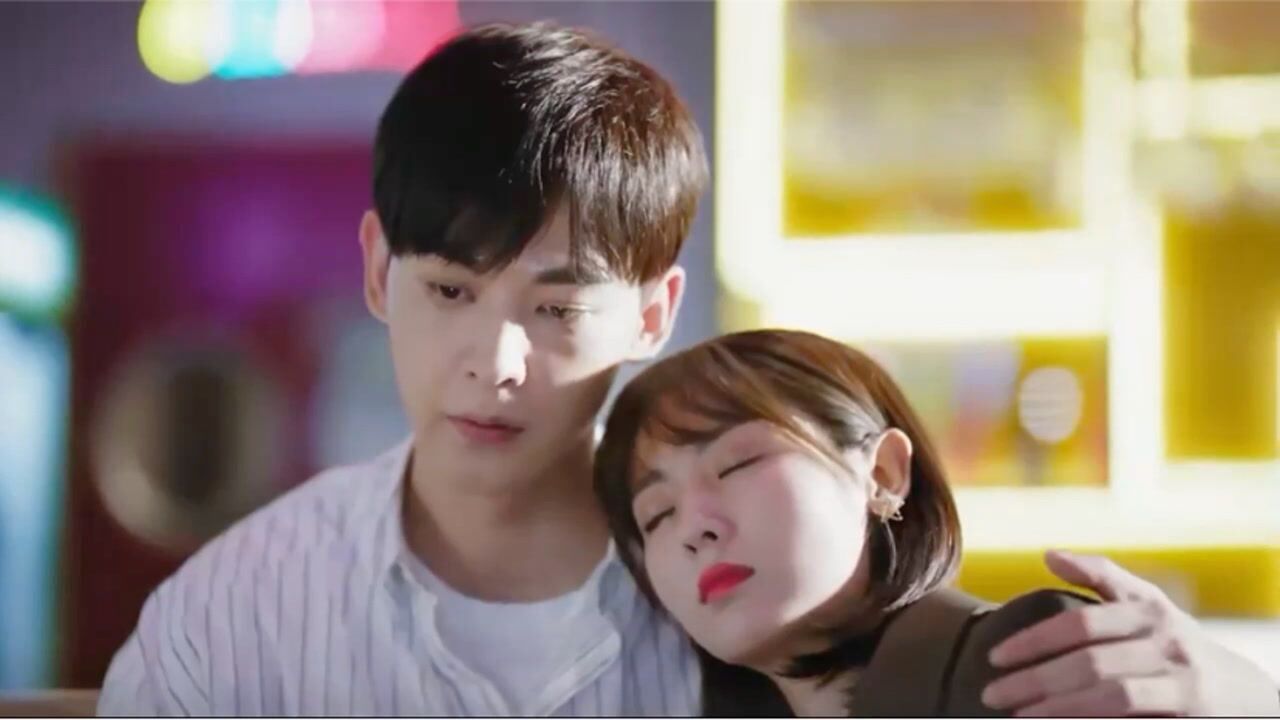 我的小确幸温少卿给丛容披外衣丛容靠在温少卿肩膀上休息