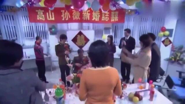 军花执意嫁给残疾军人,不料婚礼现场,残疾军人竟激动的站了起来