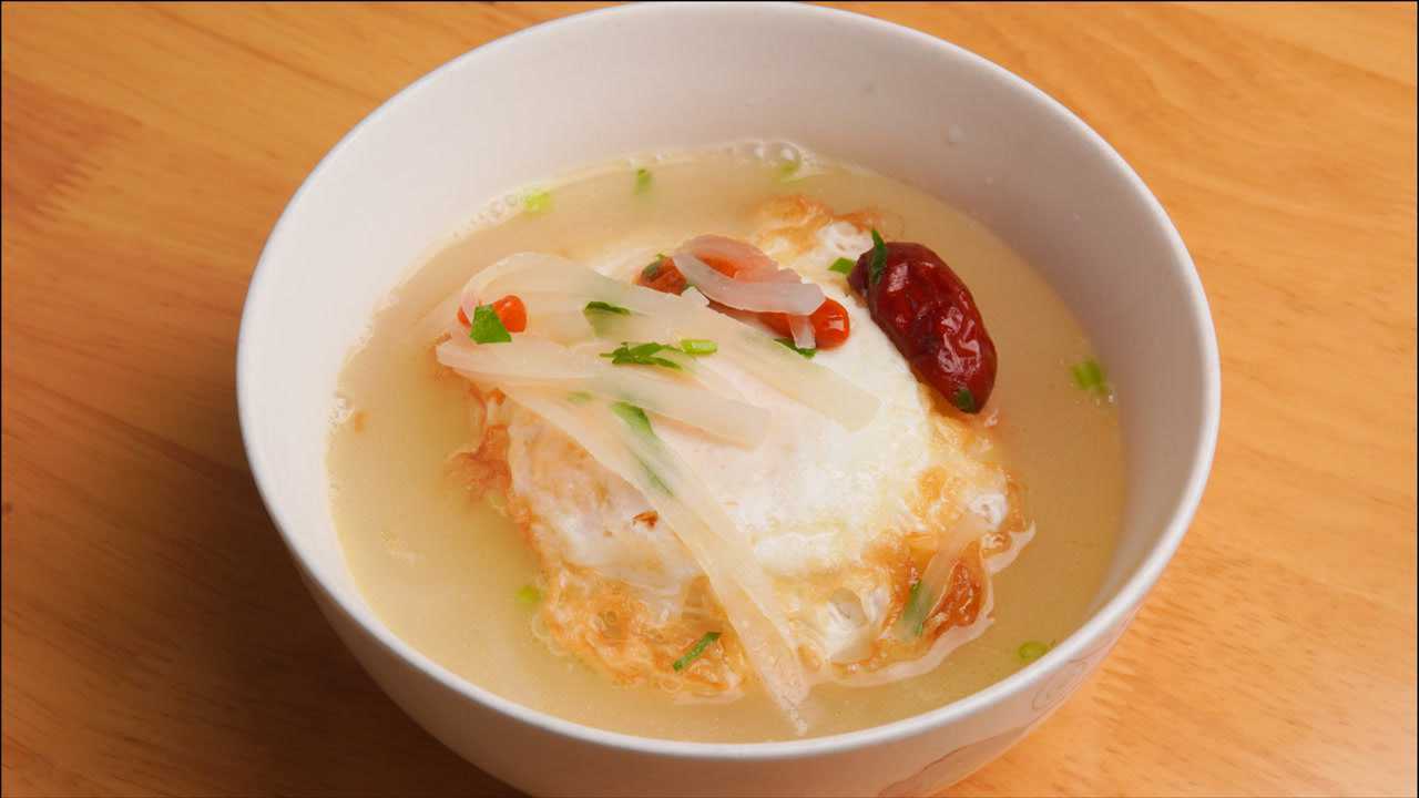 冬天给小孩做一道白萝卜鸡蛋汤做法超级简单营养又美味