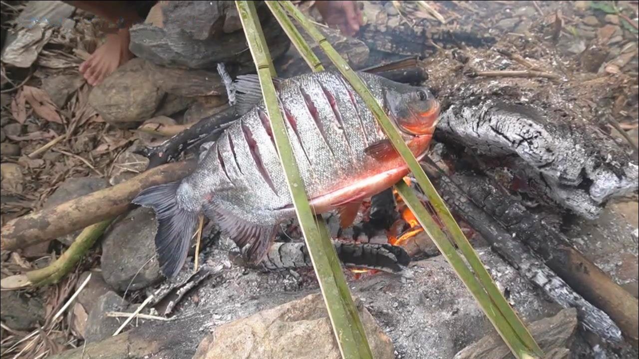 户外烤鱼,夫妻二人真会享受,外焦里嫩,吃得真带劲!