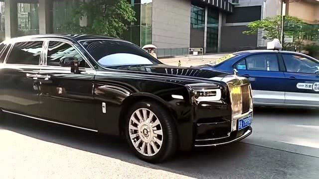 一千万的劳斯莱斯幻影,从小姐姐旁边闪过,美女都不带看一眼的!