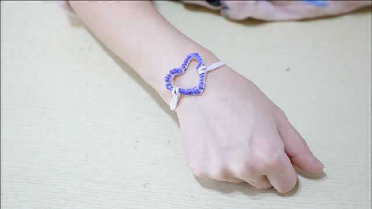 用口罩上的小材料做一个手链简单漂亮戴在手上好看极了