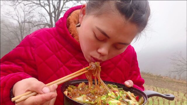 欧妹做豆角白菜焖粉条,比肉还香,一大锅吃下去,那叫一个过瘾