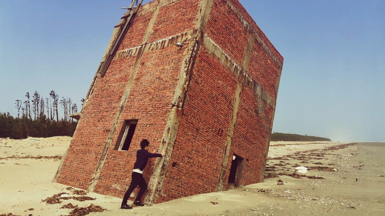 广东湛江发现一栋被风吹倒的房子经历过多大的风才会让房子如此不堪