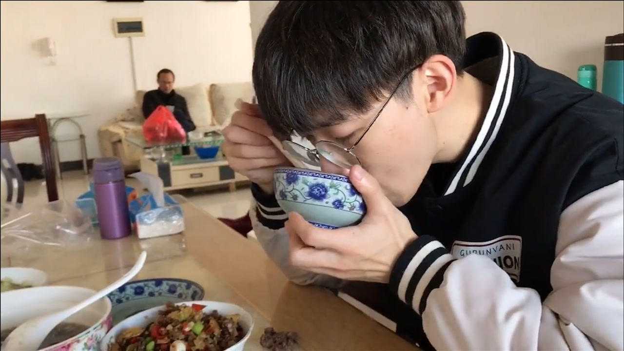 男孩第一次去女友家吃饭 为求好印象连吃三碗饭 最后吃了消食片