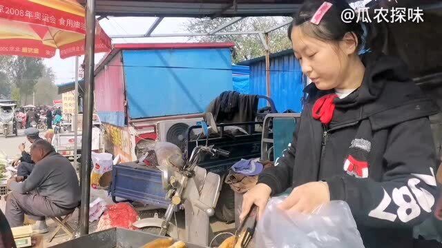 临沂赶集吃卤水豆腐脑,2元一碗,配辣椒小咸菜吃,很美味