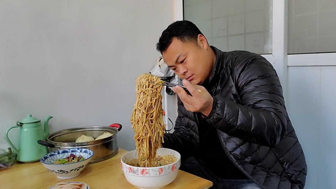 郭德纲同款芝麻酱拌面,浇上葱油,大碗走起,吃得那叫一个香啊!