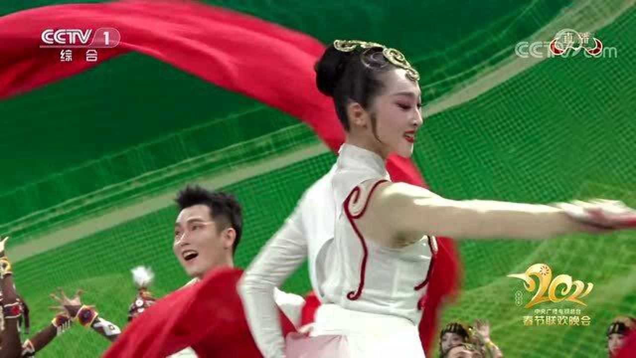 2021央视春晚殷硕曾明中国红绸舞用艺术力量鼓舞人心