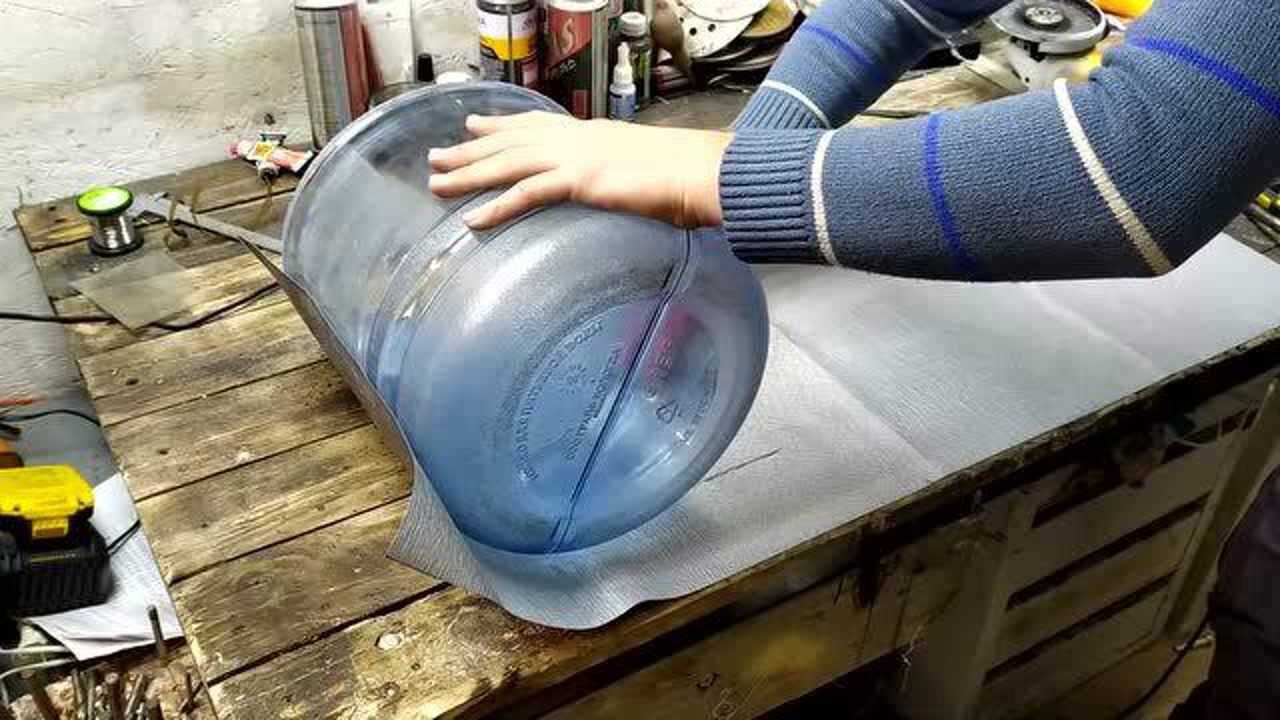 没想到大号矿泉水桶还能改造成凳子太神奇了学到就是赚到