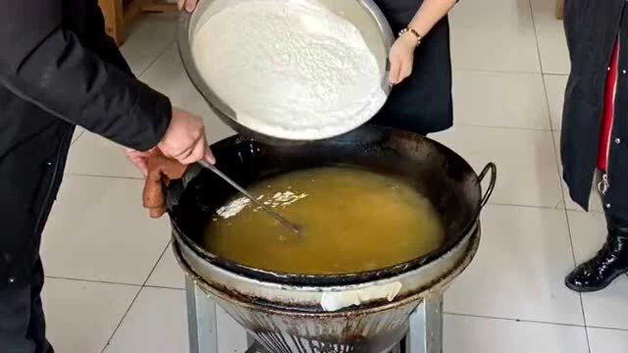 黄桥油酥烧饼制作过程把一盆面全部倒在里面炒制一下就能做烧饼