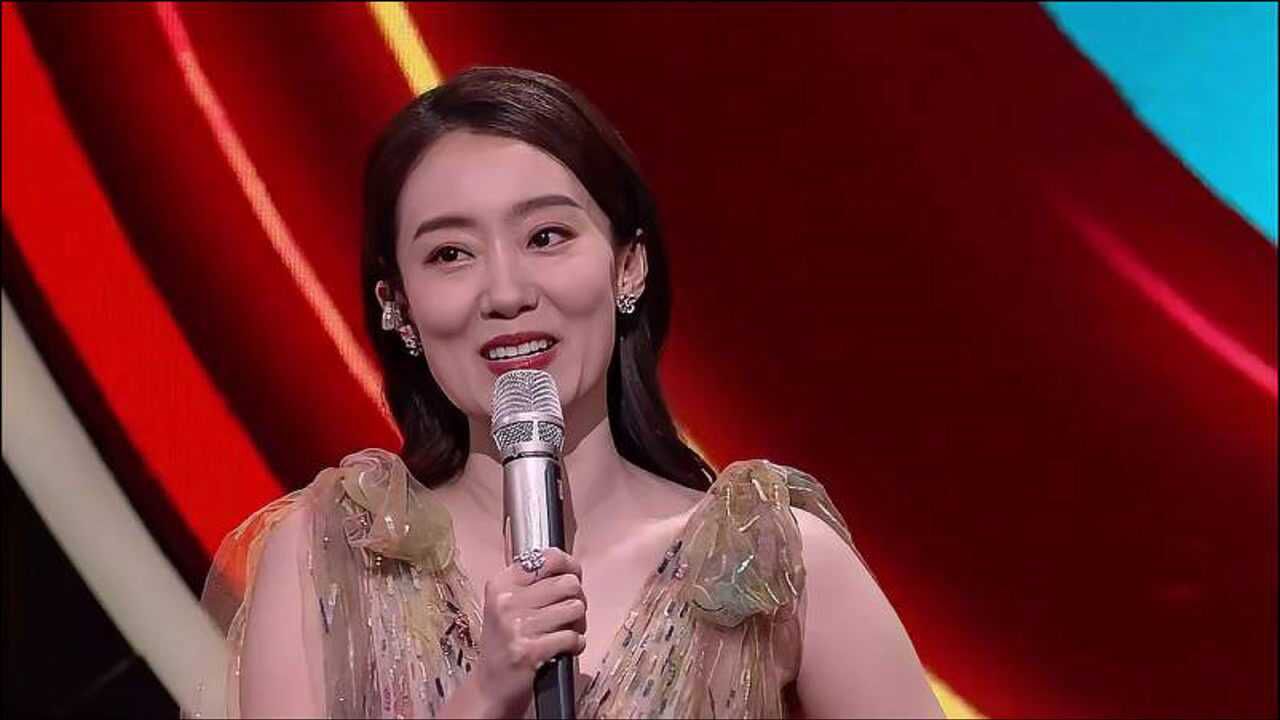 "国民妈妈"张小斐逆袭登上元宵舞台,一颦一笑好有亲切感!