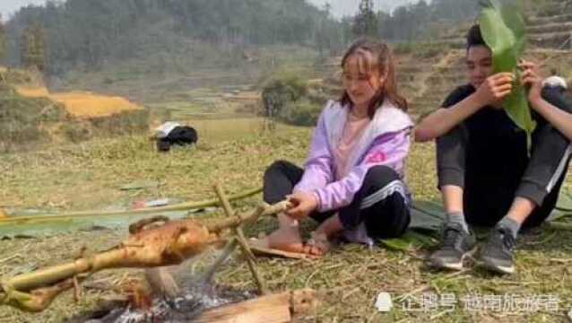 阿俊的团队在越南农村的梯田烤鸭肉.