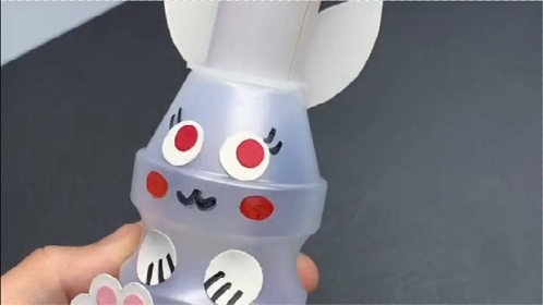 用饮料瓶做个可爱的小兔子笔筒,学会不用再买了!
