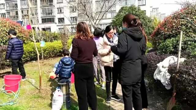 江苏无锡新吴区新安街道菱湖社区“天骄铭邸”物业管家马英组织业主及小朋友义务植树,绿化家园.