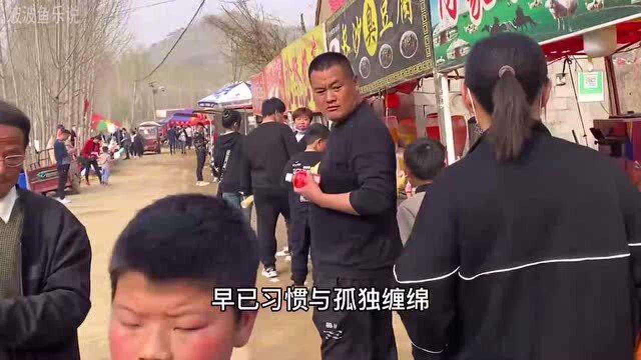 拉面哥家门庭若市,这条街就是一碗拉面,拉过来的巨大商业市场!