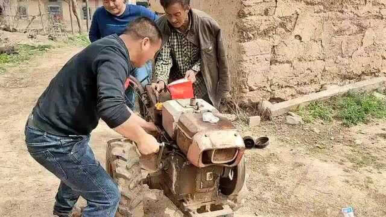 手扶拖拉机你们见过吗?还得用手摇着,我想知道点火是什么意思?