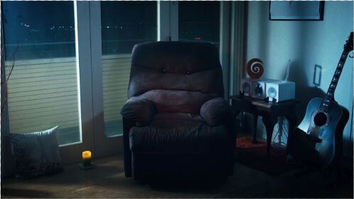 恐怖片沙发被恶灵附身只要美女坐上去就会自动按摩男的就被杀害