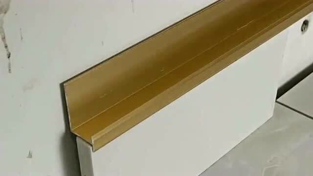 瓷砖上墙容易脱落现在都用瓷砖防脱落扣条安装施工简单不需要美缝