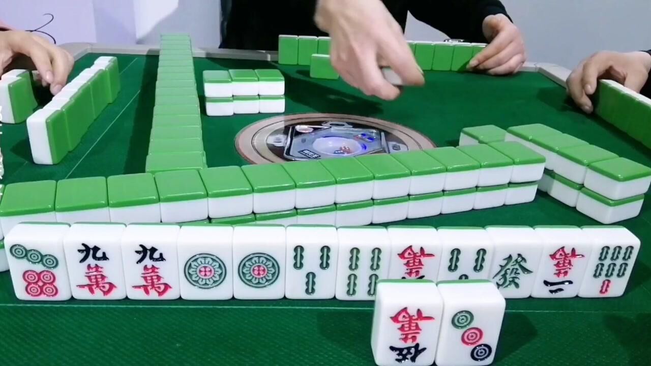 小伙这把牌打的好,打7条留7饼足见麻将功夫深