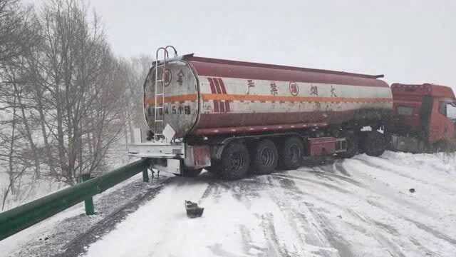 海拉尔暴风雪,G10高速封了,301国道就这样用大货车也堵上了.