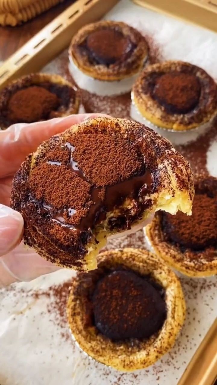 自制巧克力脏脏蛋挞,一口下去会爆浆哦