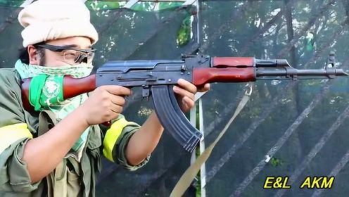 日本玩具版AK系列突击步枪，采用BB弹供弹射击，射速很快