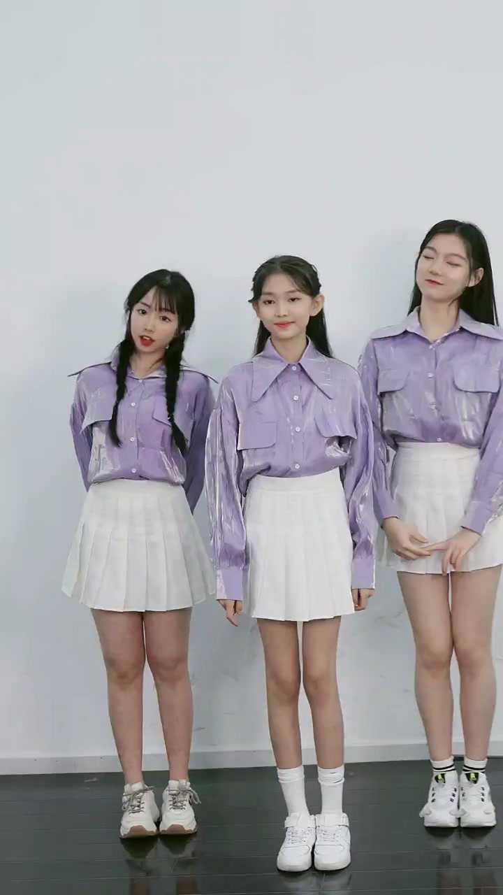 宋小睿和闺蜜跳舞,瞧她自信的笑容好可爱,真是优秀的小姑娘