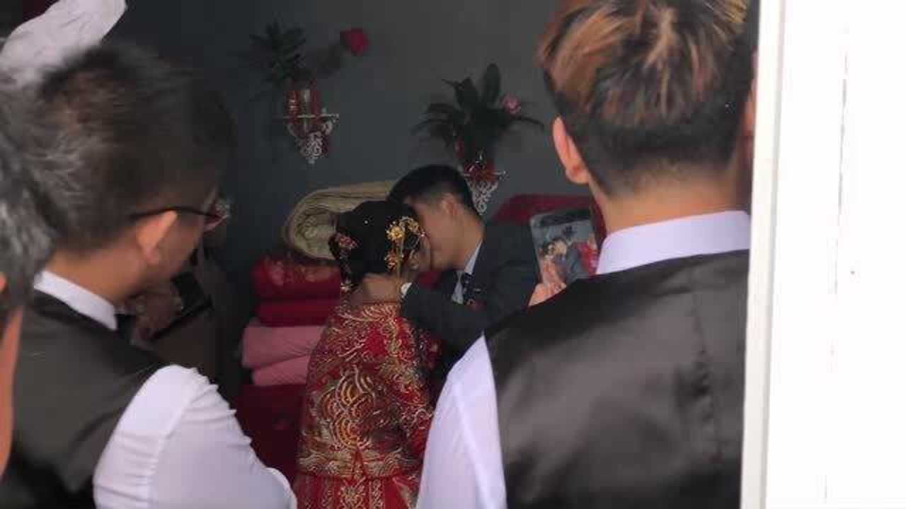 河南农村婚礼闹洞房花样真是多都没见过新娘超漂亮