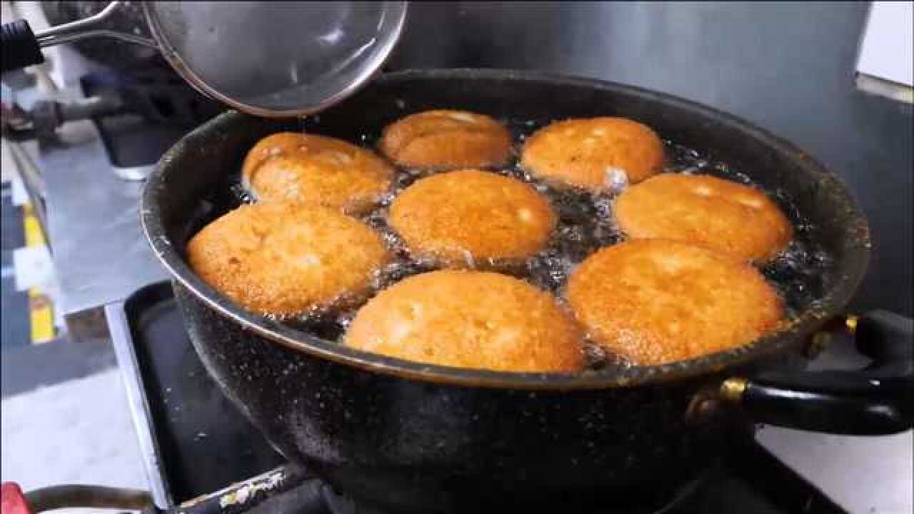 街头特色小吃美食,油炸脆皮包子,5块一份你觉得贵吗?