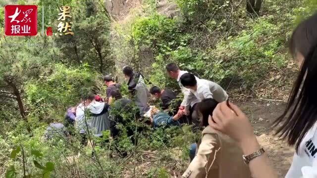 手牵手搭建“人梯”!山路再崎岖,也阻止不了日照这群游客救人!