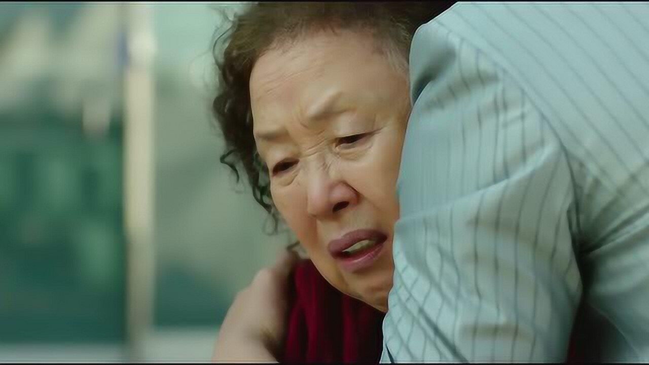 哦文姬妈妈和儿子走在路上路过出祸的地方妈妈想起了肇事者的逃跑方向