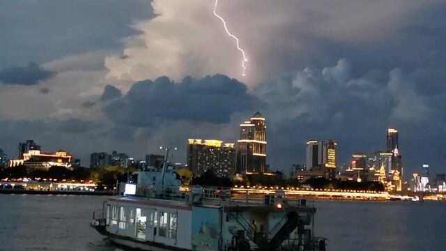 广州天空现云中闪电,本周天气将持续热+雨组合