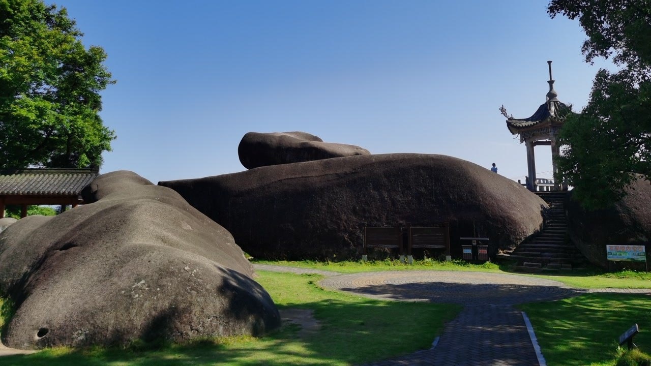 温州苍南有个石聚堂,山上有块天然巨石就像莲花宝座