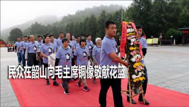 五月遍地鲜花,即使普通日子,民众来到湖南韶山向毛主席铜像瞻仰