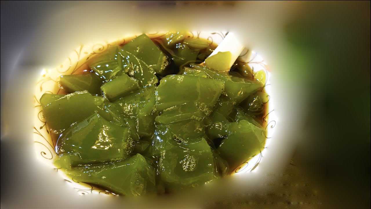 烹制抹茶白凉粉(绿凉粉)