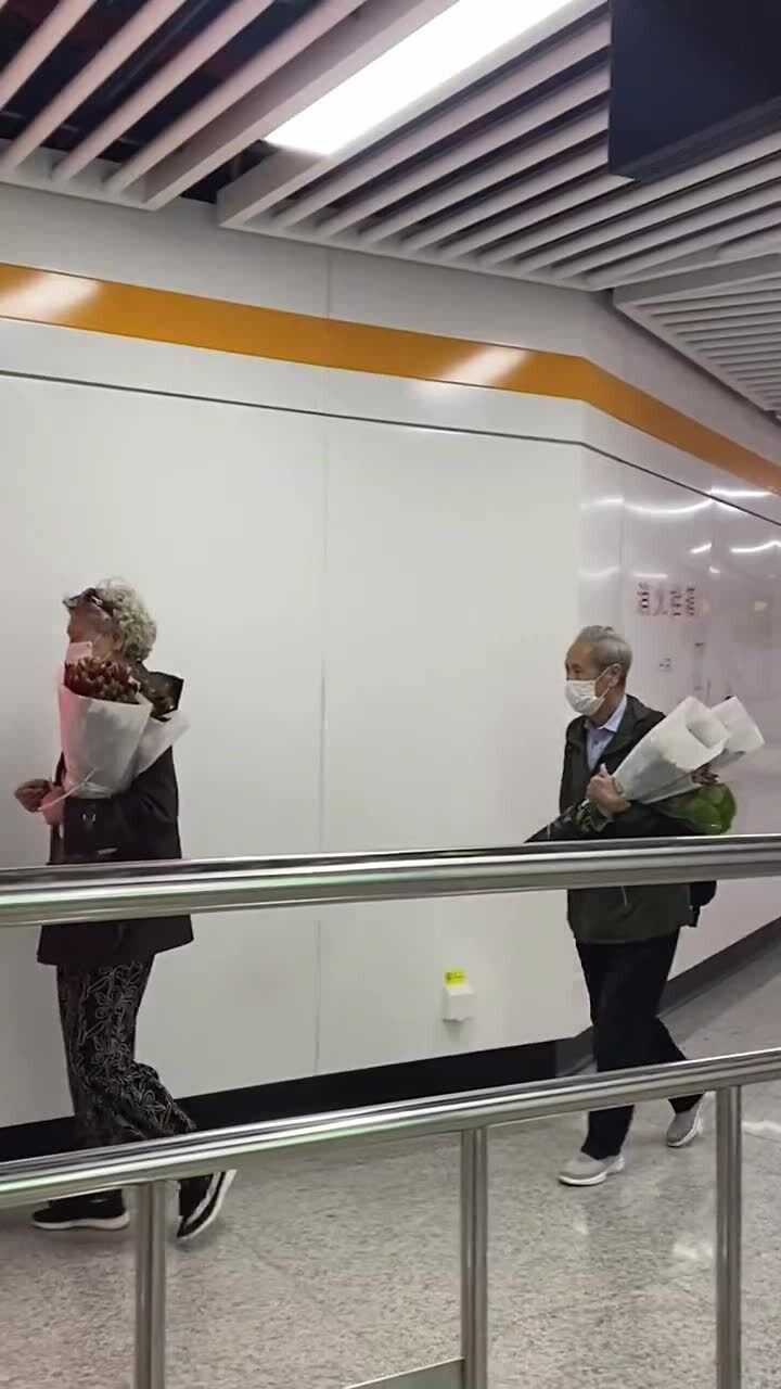 老了也要一起买花 一起回家