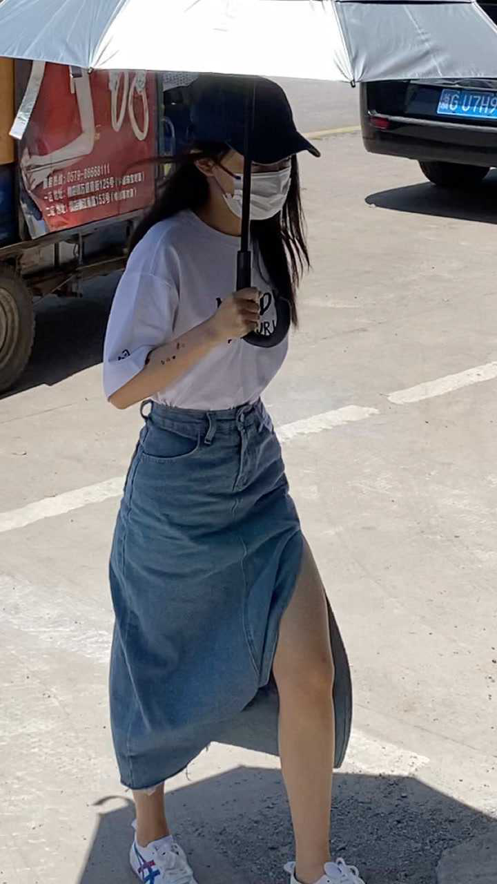 女神吴佳怡终于穿裙子了