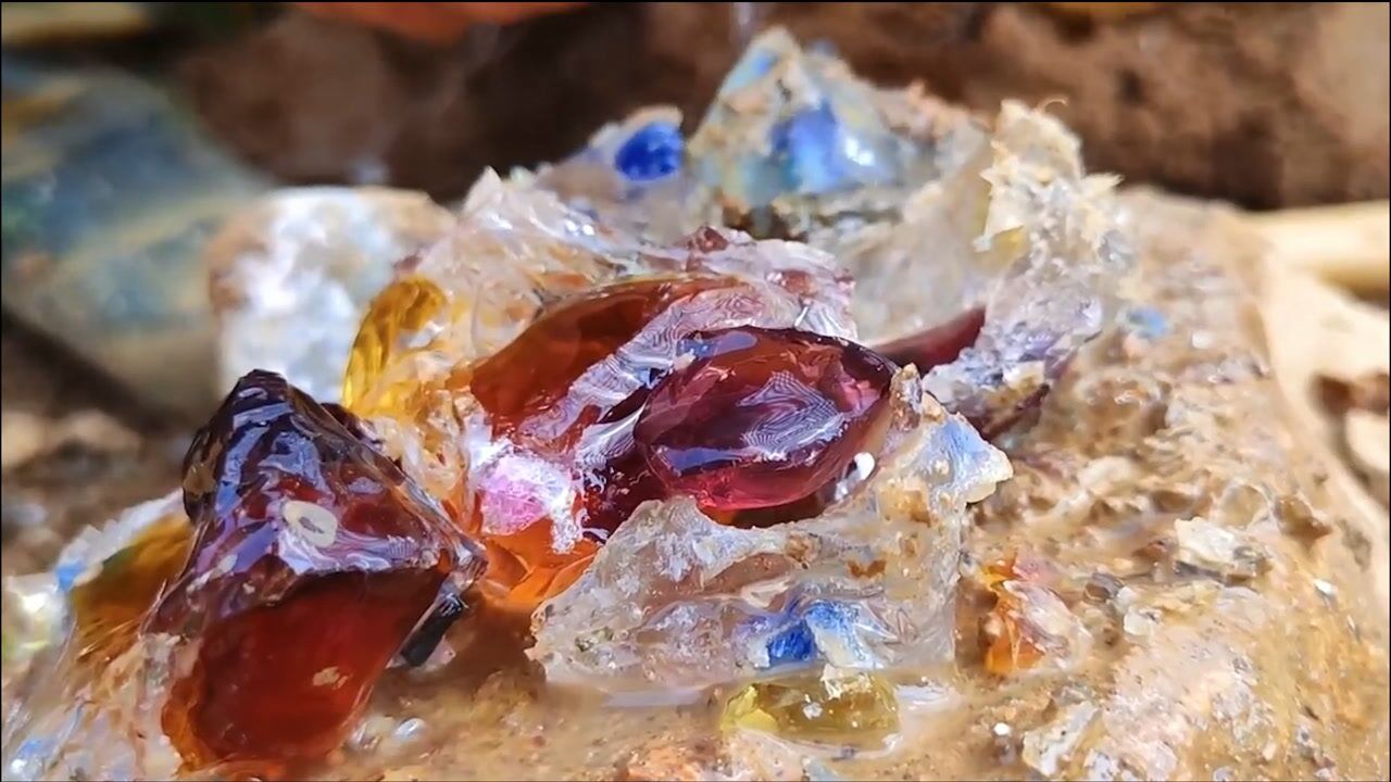 男子泥坑寻宝挖到大块水晶石价值百万