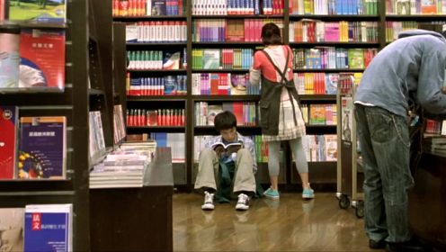 一页台北 ：男人在书店看书，光看不买，遭到店员吐槽。