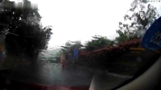 下雨天一定要注意道路安全啊,电瓶车可不一定有保险啊,不像后面电瓶车主起码把车刹住了