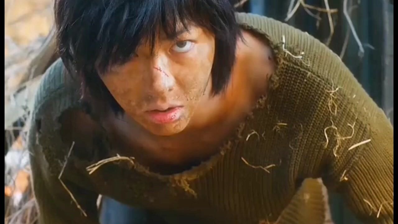 《狼少年》狼少年爱上人类美女,像一条狗一样听话