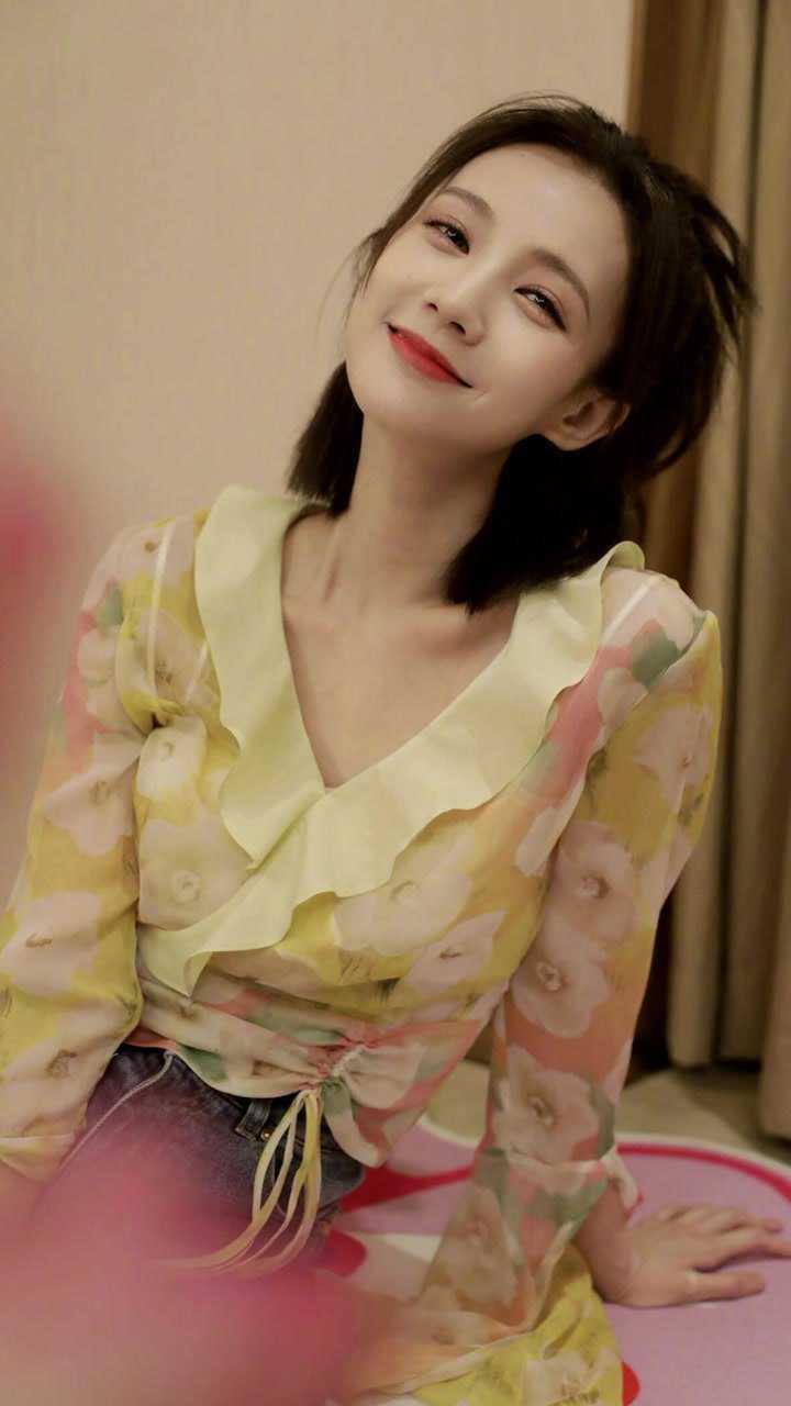 新晋甜美女神李一桐 黄色v领花裙 笑起来两只眼睛宛如小月牙