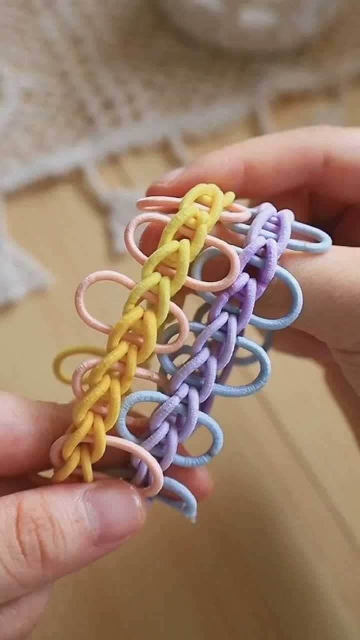用皮筋编像花一样的闺蜜手环,毕业季还不赶快喊上好姐妹给你做