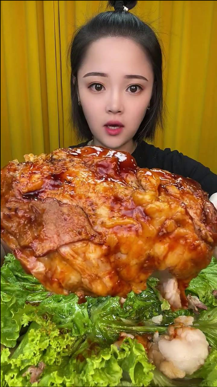 小鱼姐姐吃秘制烤羊排盘子里脂肪一整块羊排大口吃起来真过瘾