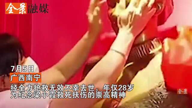 母亲为牺牲女儿雕像揭红布,打开后摸着雕像哭泣,画面看得让人心碎